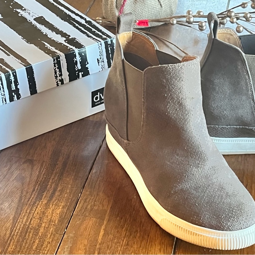 Dolce Vita Kerry Taupe
Hidden Wedge Ankle Sneaker Booties (Size 7.5)